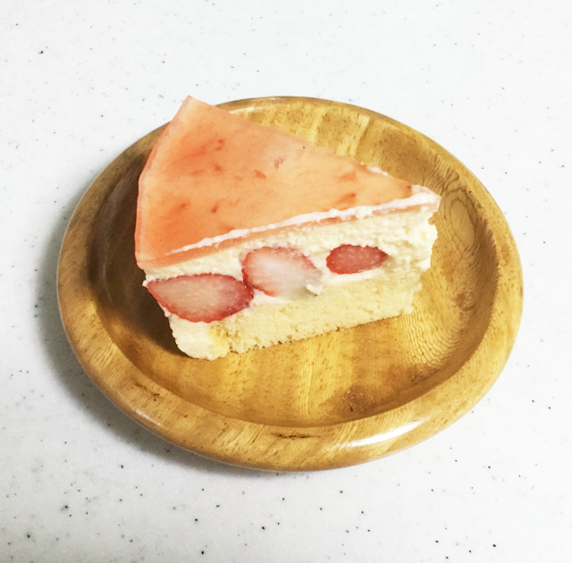 苺のカスタードムースケーキの画像