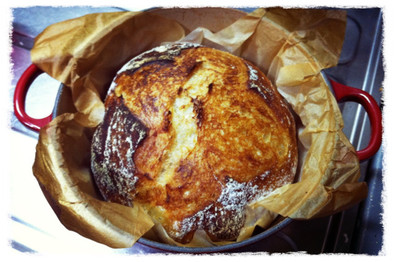 シンプル、捏ねない！ルクルーゼで焼くパンの写真