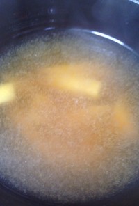 豚角煮の下ゆで汁で味噌汁