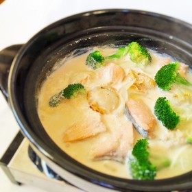 鶏味塩 de 鮭とホタテのミルク鍋