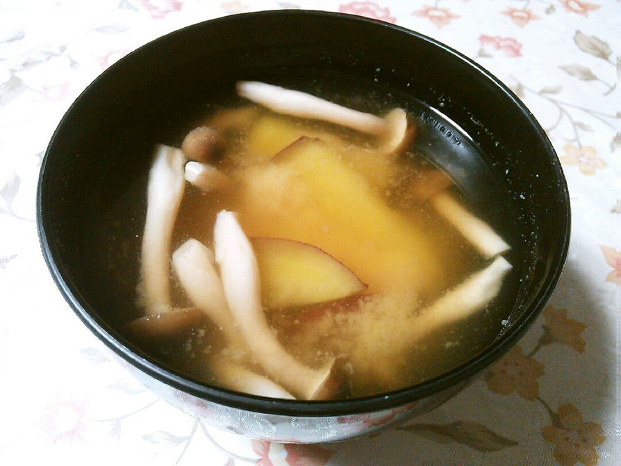 さつま芋とシメジの味噌汁♪の画像