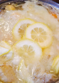 手羽とモツの長芋生姜レモン風味鍋