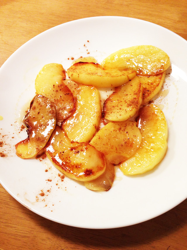 焼きリンゴ蜂蜜シナモン添え簡単デザートの画像