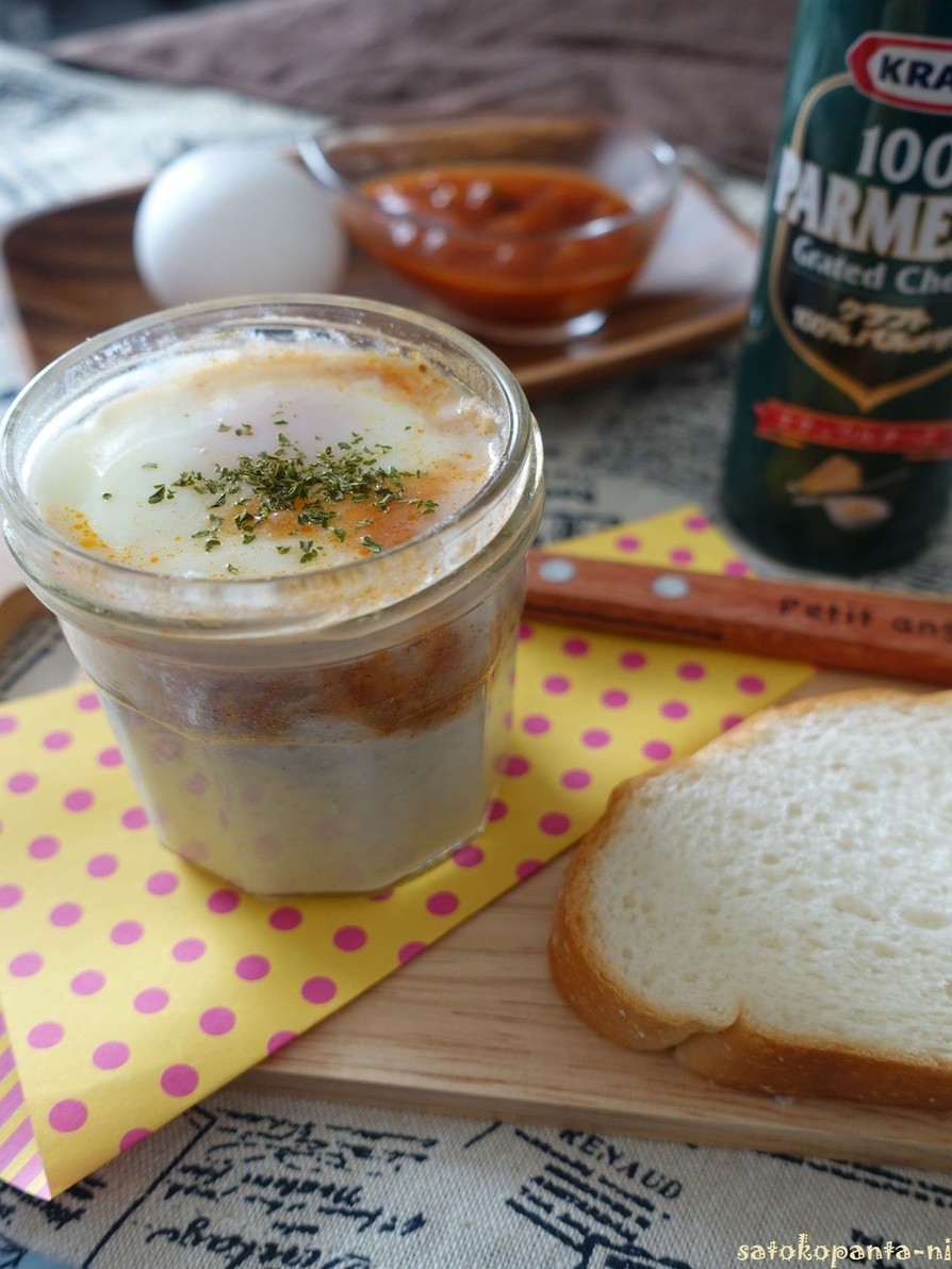 ミートソースと粉チーズのエッグスラットの画像