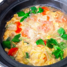 鶏味塩 de 餃子とトマトの酸辣湯鍋