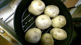 ダッチオーブンでじゃがいもをふかす