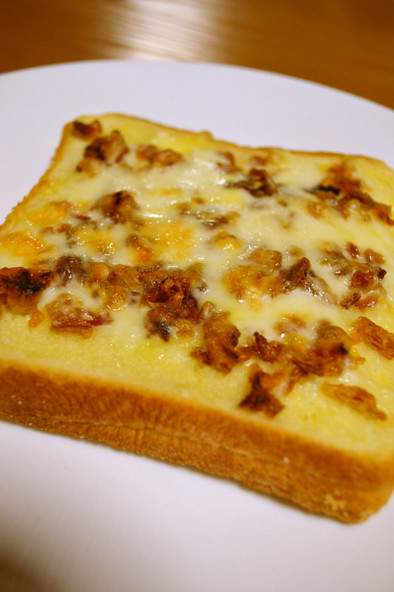 オニオンフライ＆とろ〰りチーズのトーストの写真