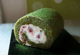 クリスマス色!木苺と抹茶のロールケーキ