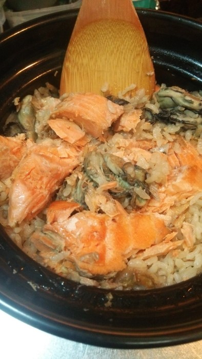 土鍋でおいしいよ♪鮭&牡蠣の炊きこみ飯の写真