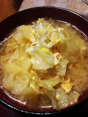 お夜食にも!キャベツ味噌スープ(^ω^)