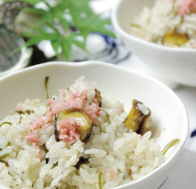 土鍋炊飯☆サザエと昆布の炊込みご飯の写真