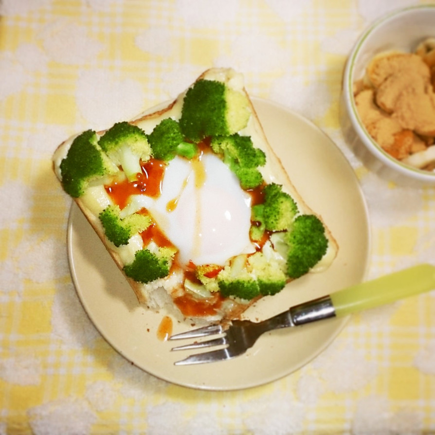 ブロッコリーと卵のスイチリマヨトースト。の画像