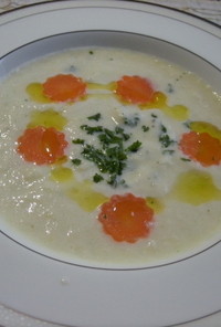 カリフラワーと豆乳の白いスープ