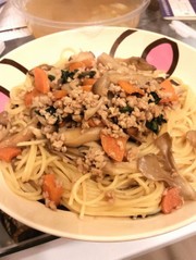 余り物鶏そぼろで和風きのこすぱの写真
