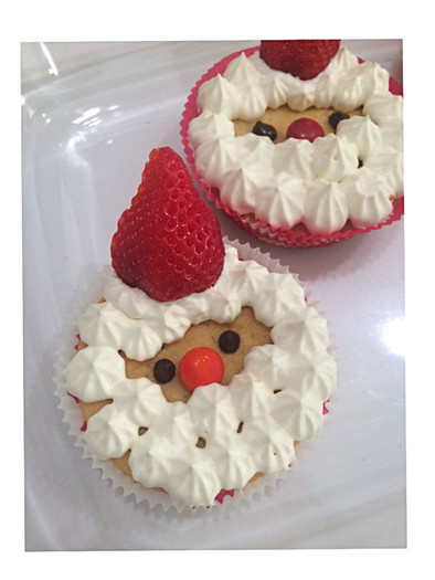 クリスマスに☆サンタさんのカップケーキの写真
