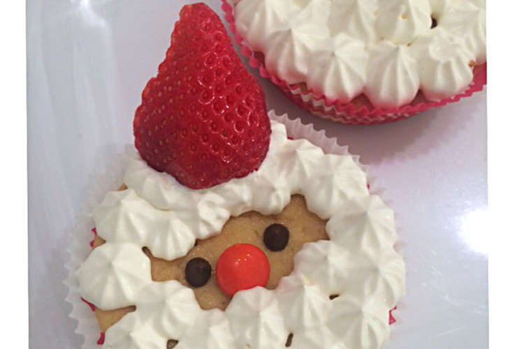 クリスマスに サンタさんのカップケーキ レシピ 作り方 By Manacocos クックパッド 簡単おいしいみんなのレシピが360万品
