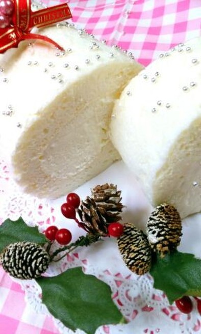 ☆クリスマスケーキに白いロールケーキ☆の写真