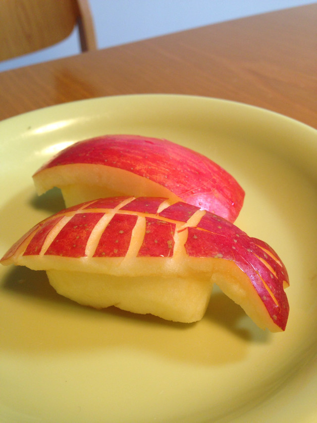 りんごでにぎり寿司！（エビ、飾り切り）の画像