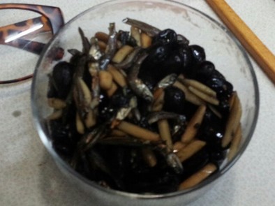 正月用黒豆と小魚とアーモンドのタツクリの写真