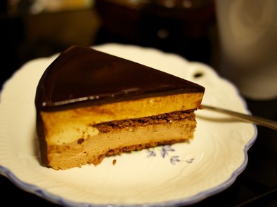キャラメル・チョコの2層ムースケーキの写真