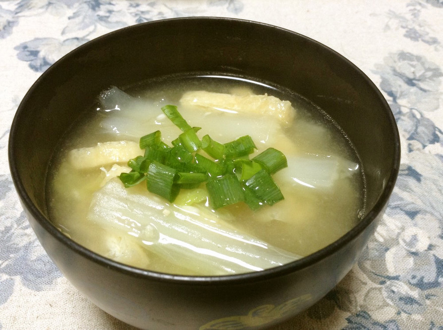 生姜たっぷり白菜と揚げのお味噌汁。の画像