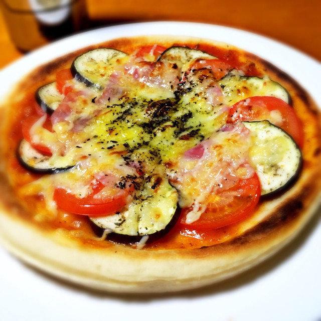 ミートソースで茄子とトマトのピザの画像