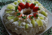 クリスマスにいちごとキウィのリングケーキの写真