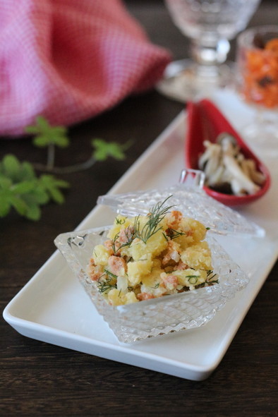鮭フレークとディルのポテトサラダの写真