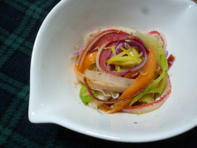 カラフル根菜のリボンサラダの写真