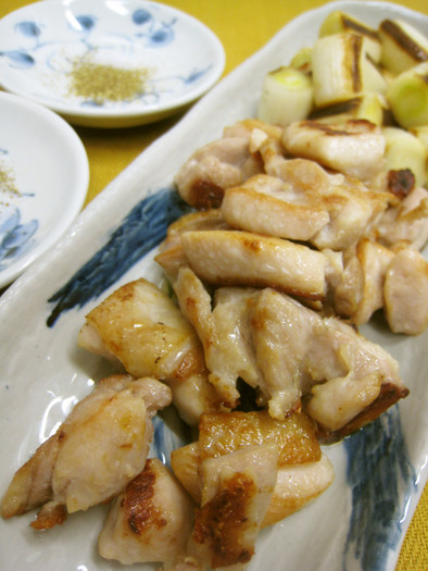 鶏もも肉と白葱で焼き鳥風の写真