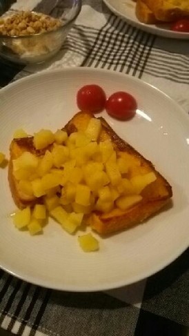 フレンチトースト リンゴのフィリング添え