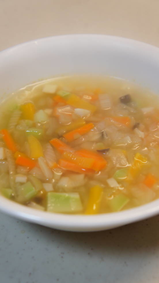 年末年始に、野菜いっぱいのコンソメスープの画像