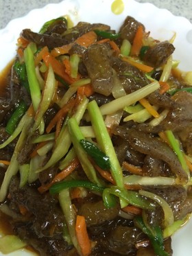 氷蒟蒻とブロッコリーの芯で青椒肉絲風炒め