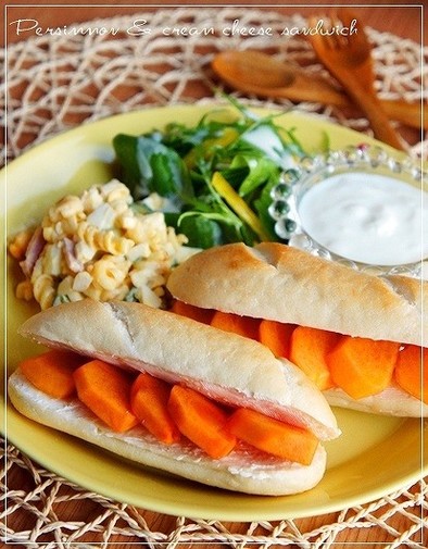 ワンプレ朝食～柿とクリチのデザートサンドの写真