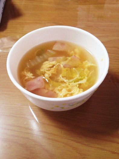 白菜とベーコンの卵スープの写真
