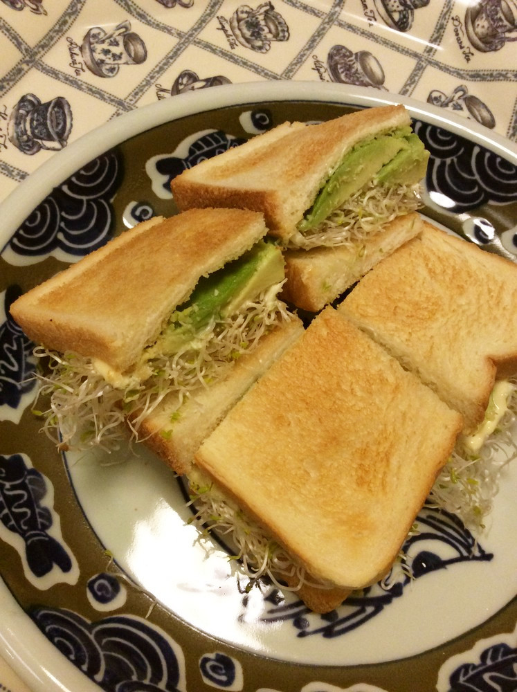 シンプルなギリシャ風アボカドサンドイッチのレシピ