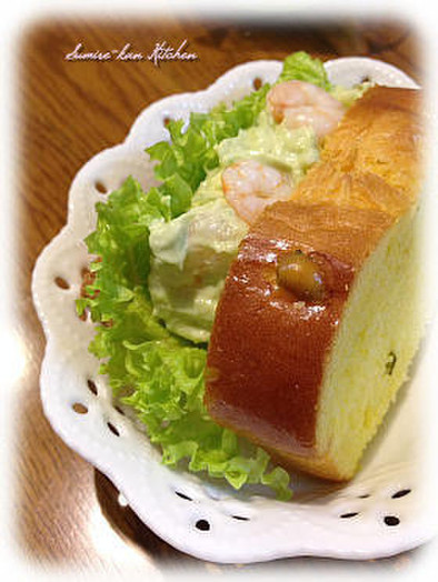 アボカドとエビのシーザー風味サンドイッチの写真