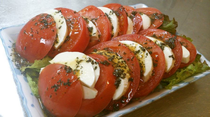 トマトとモッツァレラチーズのサラダの画像