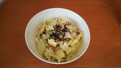 混ぜるだけで簡単！白菜と塩昆布のサラダの写真