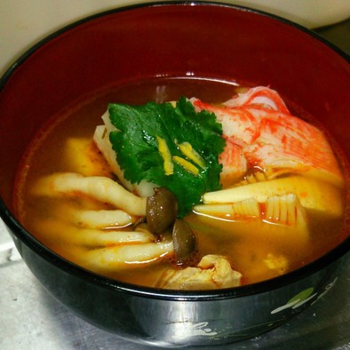 トムヤムスープでタイ風お雑煮の写真