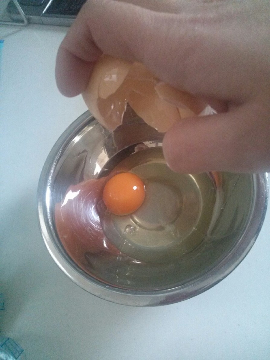 卵を片手で割る方法の画像