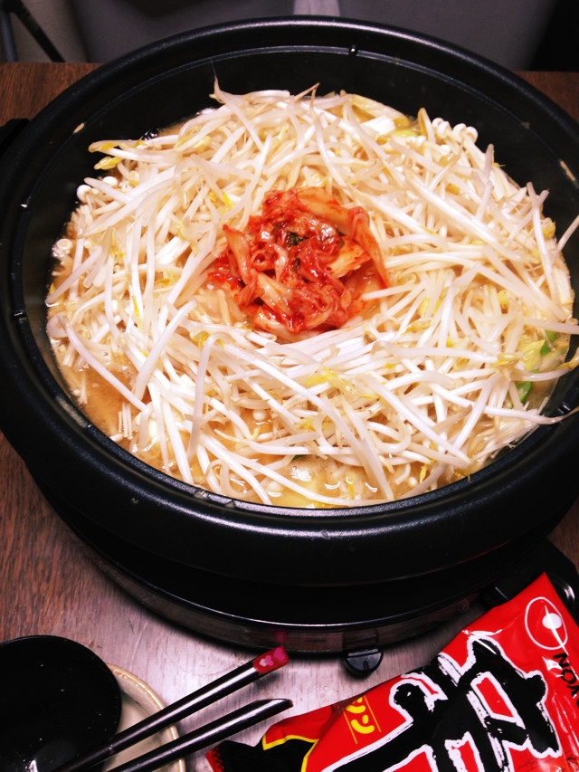 辛ラーメンで簡単で美味しい味噌キムチ鍋♪の画像