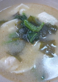 鍋1つで簡単に！ゴマと餃子の中華風スープ