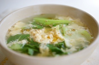 チンゲン菜とふんわり卵のごま風味スープの画像