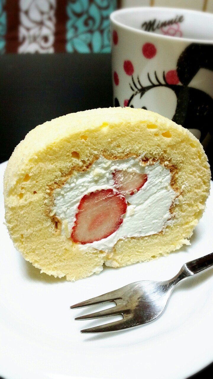 誕生日に苺のふわふわシフォンロールケーキの画像