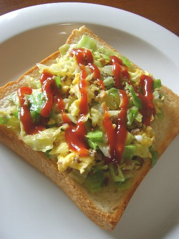 簡単朝食！肉・キャベツ・卵炒めトーストの画像