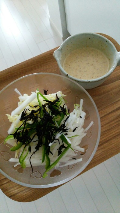 ひじきと白菜、大根のゴマだれサラダの写真