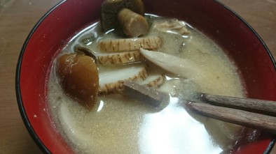 3種キノコと焼き鯖、里芋の田舎味噌汁＾＾の写真