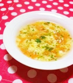 パセリたっぷり☆人参と卵のコンソメスープ