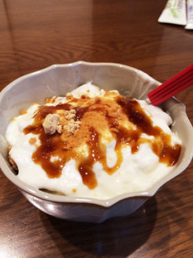 朝食に☆果物とヨーグルトのきな粉黒蜜かけ